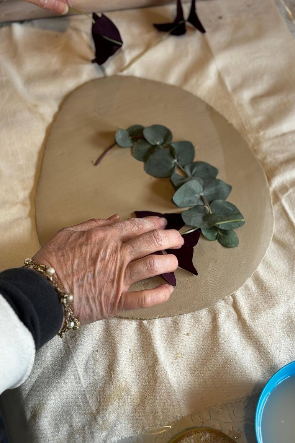 Workshop di impressioni botaniche su argilla - immagine 4